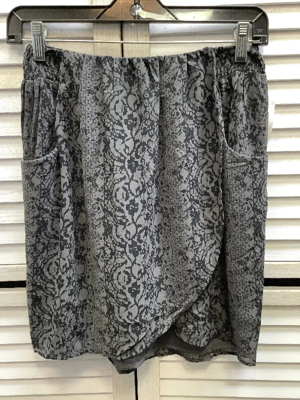Street Charm Skirt Mini & Short By Converse In Grey, Size: 6
