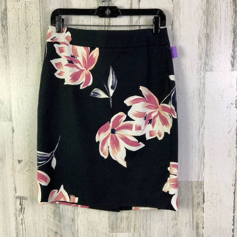 Trendy Traveler Skirt Mini & Short By Ann Taylor In Black & Pink, Size: 4